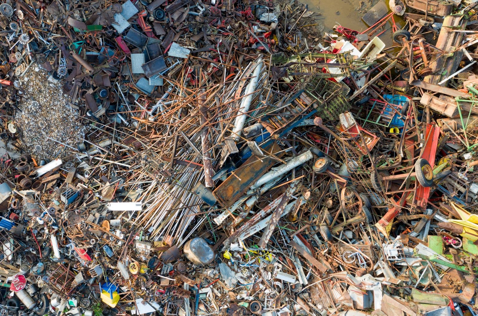 Vista aérea de materiais em um pátio de reciclagem